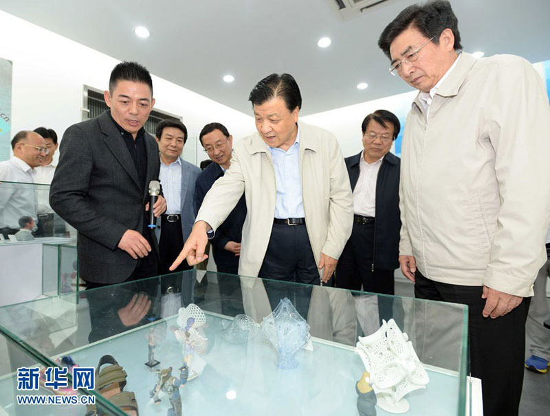 6月8日，中共中央政治局常委、中央書記處書記劉雲(yún)山在北京市調(diào)研。這是劉雲(yún)山在北京上拓科技有限公司觀看3D打印技術(shù)制作的產(chǎn)品模型。新華社記者 李濤 攝
