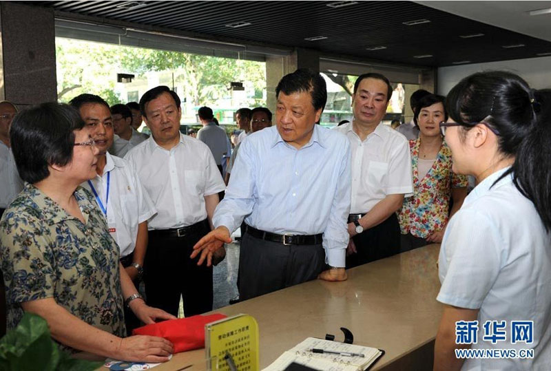 按照中央開展黨的群眾路線教育實(shí)踐活動(dòng)安排，中共中央政治局常委近期分別到各自的第一批教育實(shí)踐活動(dòng)聯(lián)系點(diǎn)調(diào)查研究、了解情況，指導(dǎo)教育實(shí)踐活動(dòng)開好頭、起好步。這是7月12日，劉雲(yún)山在浙江杭州西湖區(qū)翠苑街道翠苑一區(qū)社區(qū)調(diào)研。 新華社記者饒愛(ài)民攝