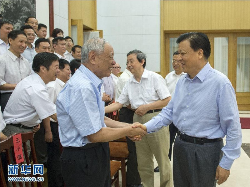 8月5日，受中共中央總書記、國家主席、中央軍委主席習(xí)近平委托，中共中央政治局常委、中央書記處書記劉雲(yún)山在北戴河看望參加2013年暑期休假活動的專家，代表黨中央、國務(wù)院向全國各條戰(zhàn)線各個領(lǐng)域廣大專家等各類優(yōu)秀人才，表示親切問候和良好祝願。新華社記者李學(xué)仁攝