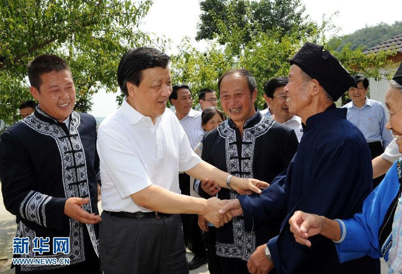 8月23日至24日，中共中央政治局常委、中央書記處書記劉雲(yún)山在貴州調(diào)研。這是8月23日，劉雲(yún)山在畢節(jié)市黔西縣烏騾壩村同群眾親切交談。新華社記者 饒愛民 攝