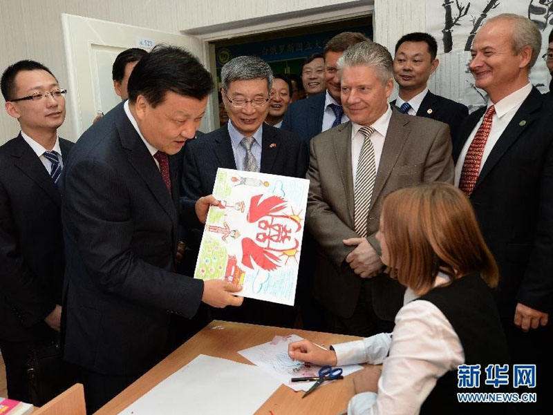 9月4日至5日，應(yīng)白俄羅斯總統(tǒng)辦公廳邀請(qǐng)，中共中央政治局常委、中央書記處書記劉雲(yún)山對(duì)白俄羅斯進(jìn)行正式友好訪問。這是9月4日，劉雲(yún)山參觀考察白俄羅斯孔子學(xué)院，與當(dāng)?shù)貛熒H切交流。新華社記者 馬佔(zhàn)成 攝