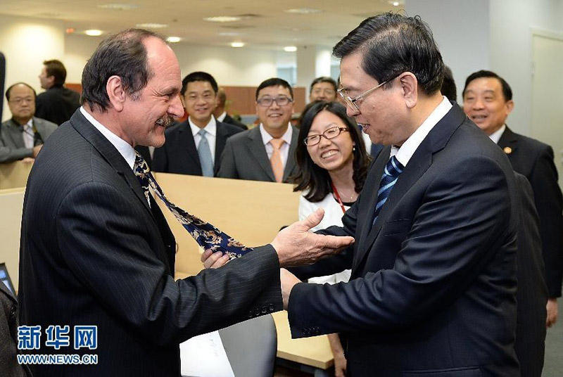 9月22日，中國全國人大常委會委員長張德江在莫斯科考察華為公司俄羅斯子公司。這是張德江與當?shù)貙＜医徽劇?新華社記者劉建生攝