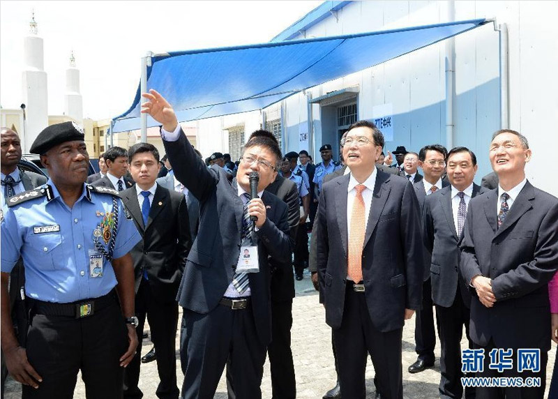 9月18日，全國人大常委會委員長張德江在阿布賈考察由中興公司承建的尼日利亞國家公共安全網(wǎng)項目。 新華社記者 劉建生攝