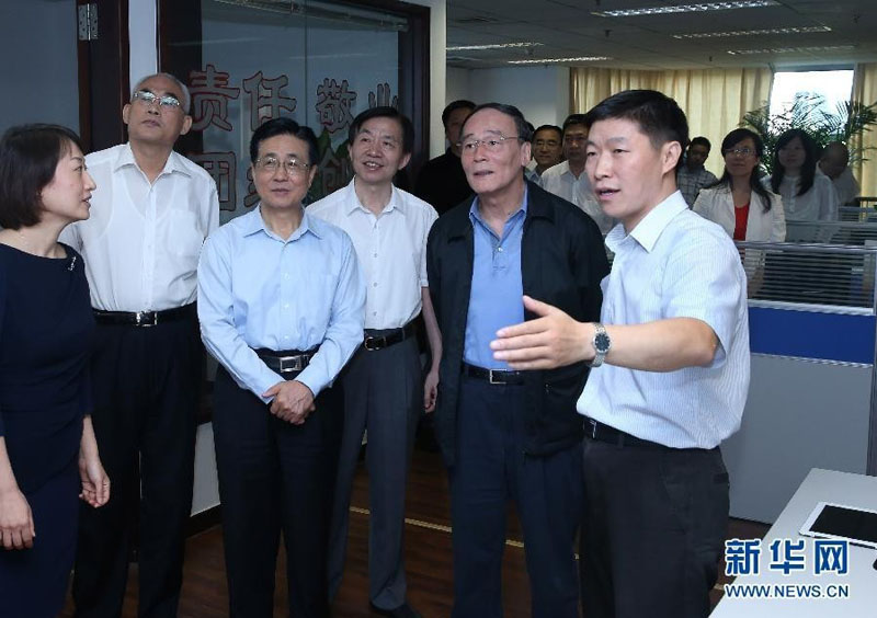9月2日，中共中央政治局常委、中央紀委書記王岐山在北京調(diào)研中央紀委監(jiān)察部網(wǎng)站建設(shè)。 新華社記者 龐興雷 攝
