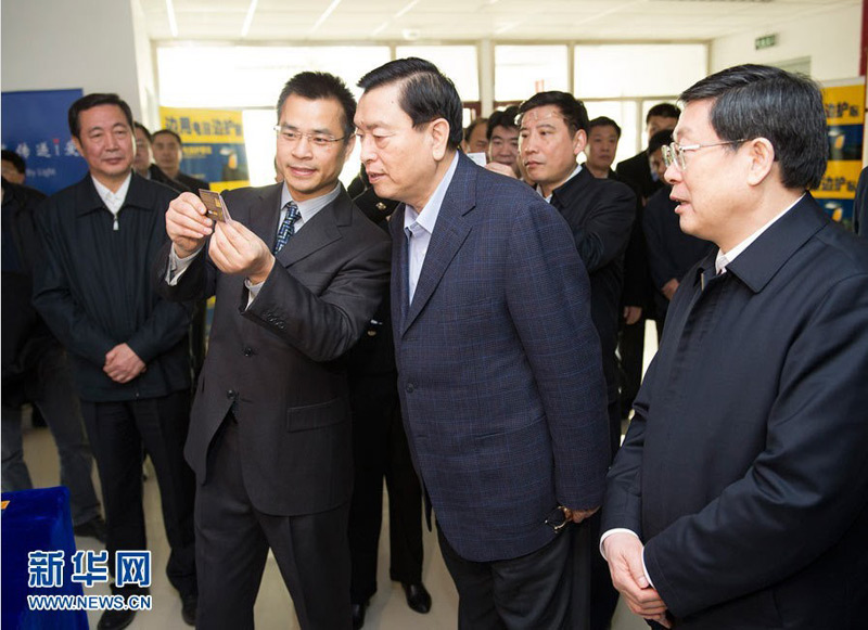 2月21日至22日，中共中央政治局常委、國務院副總理張德江在天津?qū)ｎ}調(diào)研中小企業(yè)。這是2月22日，張德江在天津明道慧石科技有限公司，視察視覺光環(huán)保產(chǎn)品研發(fā)情況。 新華社記者黃敬文攝