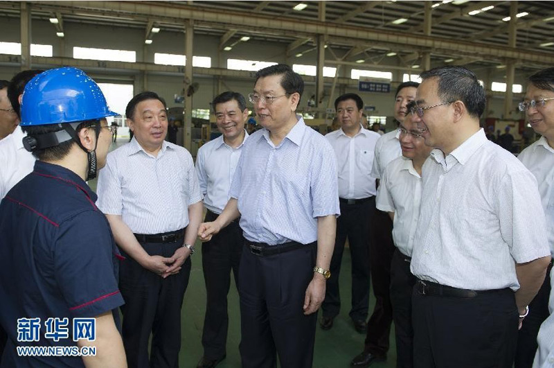 5月30日至6月1日，中共中央政治局常委、全國人大常委會委員長張德江先后到廣東珠海、廣州、深圳等地，就加強立法工作進行調(diào)研。這是5月31日，張德江在廣州廣日集團電梯生產(chǎn)車間同工人親切交流。 新華社記者黃敬文攝