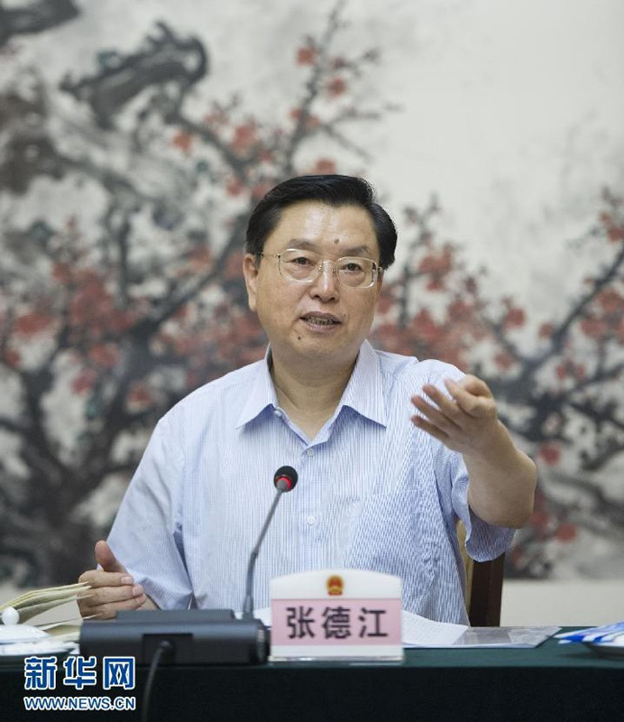 5月30日至6月1日，中共中央政治局常委、全國(guó)人大常委會(huì)委員長(zhǎng)張德江先后到廣東珠海、廣州、深圳等地，就加強(qiáng)立法工作進(jìn)行調(diào)研。這是5月31日，張德江在廣州主持召開加強(qiáng)立法工作座談會(huì)。 新華社記者黃敬文攝