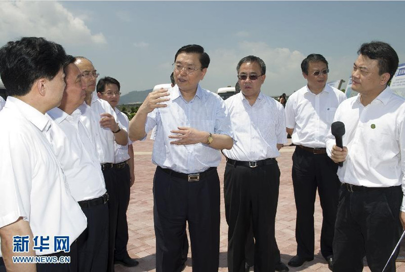 5月30日至6月1日，中共中央政治局常委、全國人大常委會委員長張德江先后到廣東珠海、廣州、深圳等地，就加強立法工作進行調(diào)研。這是6月1日，張德江在深圳前海合作區(qū)了解規(guī)劃和建設(shè)情況。 新華社記者黃敬文攝