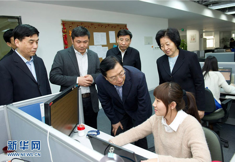 2月21日至22日，中共中央政治局常委、國務(wù)院副總理張德江在天津?qū)ｎ}調(diào)研中小企業(yè)。這是2月21日，張德江在天津海量信息技術(shù)有限公司，視察互聯(lián)網(wǎng)在線中文智能計算技術(shù)研發(fā)情況。 新華社記者黃敬文攝