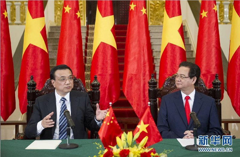 10月13日，國務(wù)院總理李克強在河內(nèi)同越南總理阮晉勇舉行會談后共同會見記者。 新華社記者 黃敬文 攝