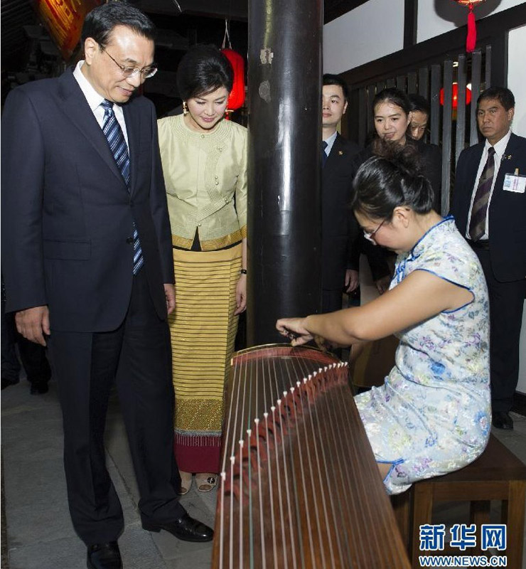 10月12日，中國國務(wù)院總理李克強(qiáng)在泰國總理英拉的陪同下，參觀清邁國際園藝博覽會會址。 新華社記者 黃敬文 攝