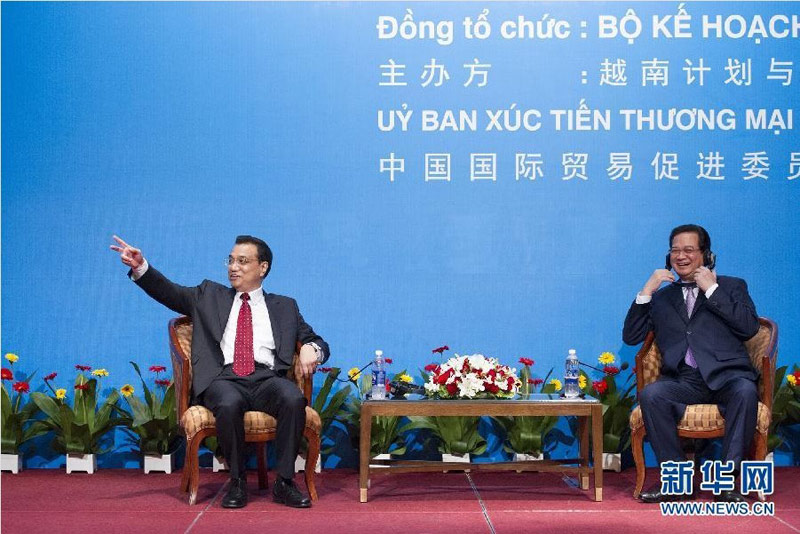 10月15日，中國國務(wù)院總理李克強與越南總理阮晉勇在河內(nèi)共同出席中越工商界午餐會，並發(fā)表講話。 新華社記者 黃敬文 攝