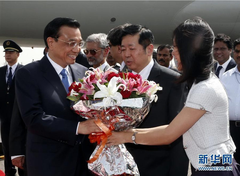 5月19日，應(yīng)印度共和國總理辛格邀請，國務(wù)院總理李克強(qiáng)乘專機(jī)抵達(dá)新德裡帕拉姆空軍機(jī)場，開始對印度進(jìn)行正式訪問。 新華社記者 鞠鵬 攝