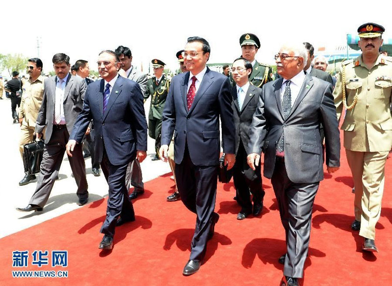 5月22日，中國國務(wù)院總理李克強乘專機抵達(dá)伊斯蘭堡，開始對巴基斯坦進(jìn)行正式訪問。巴基斯坦總統(tǒng)扎爾達(dá)裡、總理霍索到機場迎接。 新華社記者馬佔成 攝