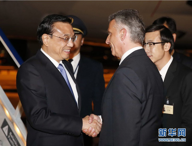 5月23日，中國國務院總理李克強乘專機抵達蘇黎世，開始對瑞士進行正式訪問。瑞士聯(lián)邦副主席兼外長伯克哈爾特到機場迎接。 新華社記者 鞠鵬攝