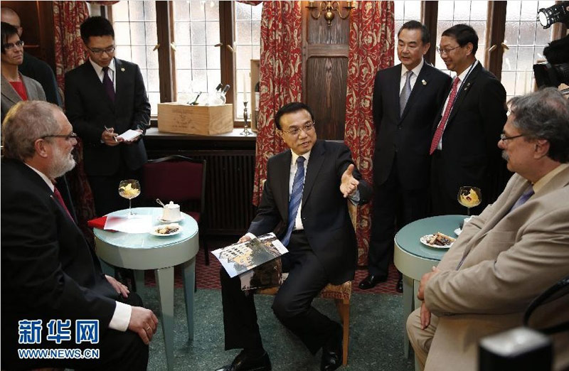 5月26日上午，國務(wù)院總理李克強在波茨坦會見斯圖加特德中友好協(xié)會主席多爾德（前左一）等老朋友。 新華社記者 鞠鵬 攝