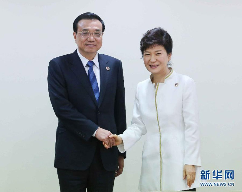 10月10日，正在文萊斯裡巴加灣市出席東亞領(lǐng)導(dǎo)人系列會議的國務(wù)院總理李克強會見韓國總統(tǒng)樸槿惠。 新華社記者 劉衛(wèi)兵 攝