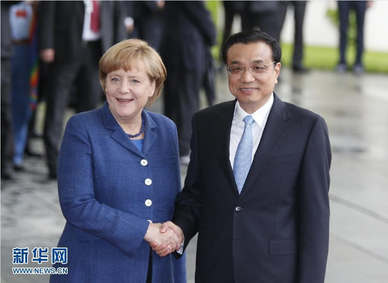 5月26日，國(guó)務(wù)院總理李克強(qiáng)在柏林出席德國(guó)總理默克爾舉行的歡迎儀式后，同默克爾舉行會(huì)談。 新華社記者 鞠鵬 攝