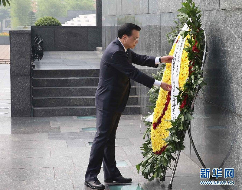 10月14日，中國國務院總理李克強在河內(nèi)向胡志明陵敬獻花圈。新華社記者 劉衛(wèi)兵 攝 