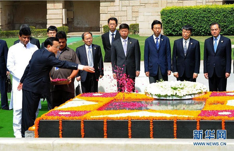 5月20日，中國(guó)國(guó)務(wù)院總理李克強(qiáng)在新德裡向甘地墓敬獻(xiàn)花圈。這是在敬獻(xiàn)花圈后，李克強(qiáng)向甘地墓拋撒花瓣。 新華社記者 李濤 攝