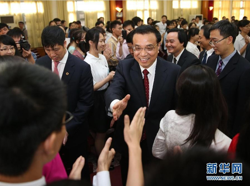 10月15日，中國國務院總理李克強來到越南河內(nèi)國家大學，同中越兩國青年見面交流。 新華社記者 劉衛(wèi)兵 攝 