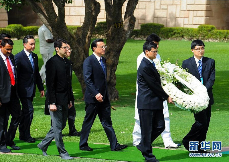 5月20日，中國(guó)國(guó)務(wù)院總理李克強(qiáng)在新德裡向甘地墓敬獻(xiàn)花圈。新華社記者 李濤 攝