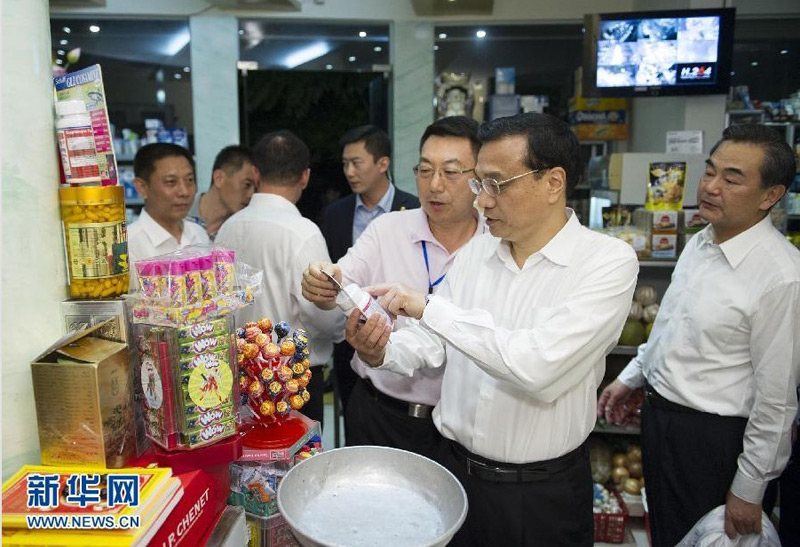 10月14日晚，李克強總理在河內(nèi)下榻飯店旁的西湖畔散步，路旁的一家小商店還亮著燈光，李克強信步走入店鋪。店鋪主人一眼就認(rèn)出了這位客人，喜出望外，說今天還在電視上看到中國總理，沒想到會來到自己的小店。李克強拿起貨架上的貨品仔細(xì)查看價格，並詢問主人店鋪經(jīng)營狀況、生意如何、中國游客多不多，小店主人一一作答，店內(nèi)不時傳出歡快的笑聲。小店即將打烊，李克強挑選了四盒茶、一盒蓮子和一盒果脯，並親手將錢交到店主手中。新華社記者黃敬文攝