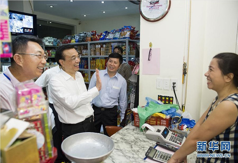 10月14日晚，李克強(qiáng)總理在河內(nèi)下榻飯店旁的西湖畔散步，路旁的一家小商店還亮著燈光，李克強(qiáng)信步走入店鋪。店鋪主人一眼就認(rèn)出了這位客人，喜出望外，說今天還在電視上看到中國總理，沒想到會(huì)來到自己的小店。李克強(qiáng)拿起貨架上的貨品仔細(xì)查看價(jià)格，並詢問主人店鋪經(jīng)營狀況、生意如何、中國游客多不多，小店主人一一作答，店內(nèi)不時(shí)傳出歡快的笑聲。小店即將打烊，李克強(qiáng)挑選了四盒茶、一盒蓮子和一盒果脯，並親手將錢交到店主手中。新華社記者黃敬文攝