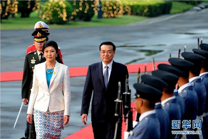 10月11日，國務院總理李克強在曼谷泰國總理府同泰國總理英拉舉行會談。這是會談前，英拉在總理府前廣場為李克強舉行隆重的歡迎儀式。新華社記者黃敬文攝 