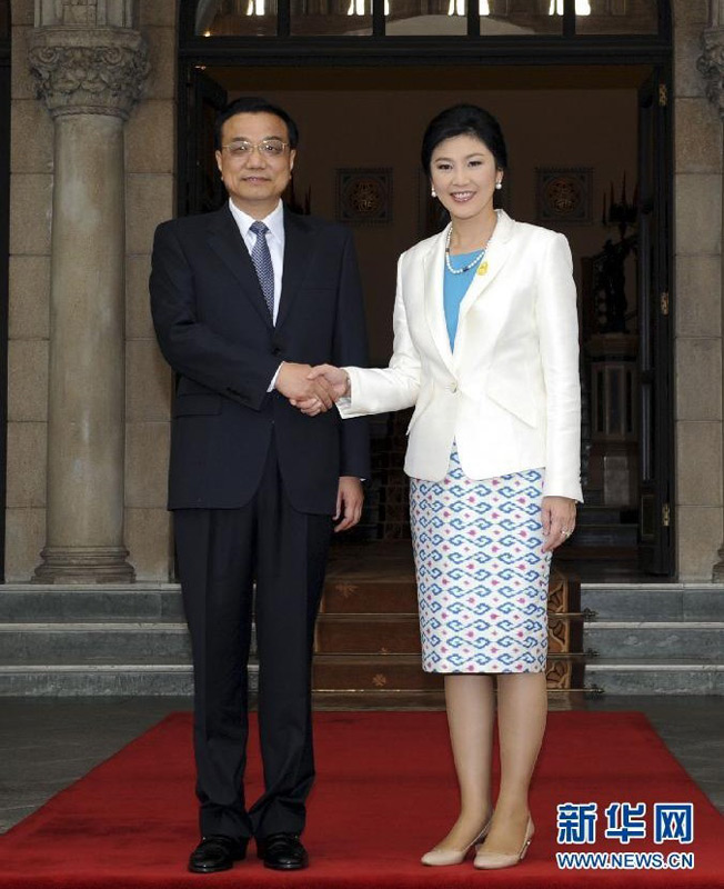 10月11日，中國國務院總理李克強在曼谷泰國總理府同泰國總理英拉舉行會談。這是會談前，英拉在總理府前廣場為李克強舉行隆重的歡迎儀式。新華社記者饒愛民攝
