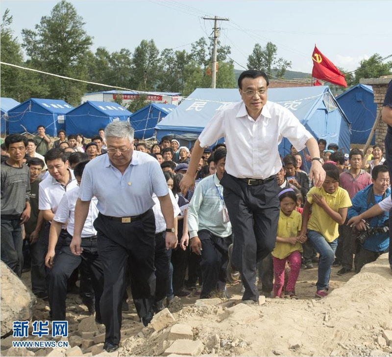 8月17日，中共中央政治局常委、國務(wù)院總理李克強(qiáng)來到甘肅岷縣漳縣地震災(zāi)區(qū)考察。這是李克強(qiáng)總理來到海拔2700多米的岷縣重災(zāi)區(qū)梅川鎮(zhèn)永光村看望受災(zāi)群眾。 新華社記者李學(xué)仁攝