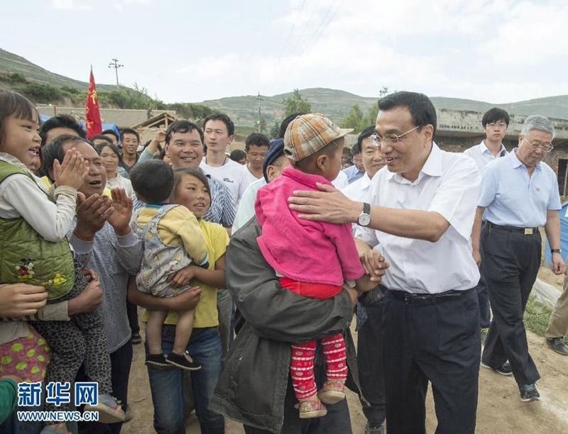 8月17日，中共中央政治局常委、國務(wù)院總理李克強(qiáng)來到甘肅岷縣漳縣地震災(zāi)區(qū)考察。 這是李克強(qiáng)總理在岷縣重災(zāi)區(qū)梅川鎮(zhèn)永光村看望受災(zāi)群眾。新華社記者李學(xué)仁攝