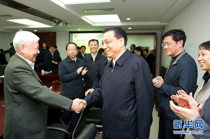 1月15日，中共中央政治局常委、國務(wù)院副總理李克強來到國家糧食局科學(xué)研究院考察調(diào)研，並主持召開座談會。這是李克強與專家親切交流。新華社記者 黃敬文 攝