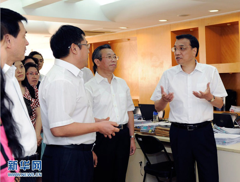 6月17日，中共中央政治局常委、國務(wù)院總理李克強(qiáng)在審計署考察並座談。這是李克強(qiáng)在審計署行政事業(yè)審計司了解情況。 新華社記者 饒愛民 攝