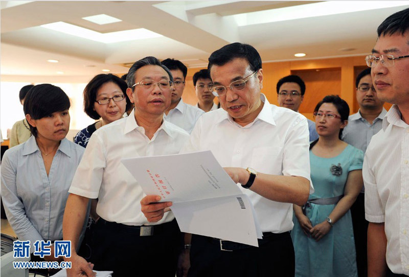6月17日，中共中央政治局常委、國務(wù)院總理李克強(qiáng)在審計(jì)署考察並座談。這是李克強(qiáng)在審計(jì)署行政事業(yè)審計(jì)司了解扶貧資金審計(jì)情況。 新華社記者饒愛民 攝