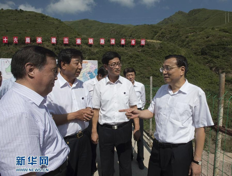 8月17日至19日，中共中央政治局常委、國務(wù)院總理李克強(qiáng)到甘肅定西、蘭州考察。這是8月18日，李克強(qiáng)在蘭渝鐵路漳縣火車站施工現(xiàn)場向中國鐵路總公司負(fù)責(zé)人了解西部地區(qū)鐵路規(guī)劃建設(shè)情況。新華社記者 李學(xué)仁 攝