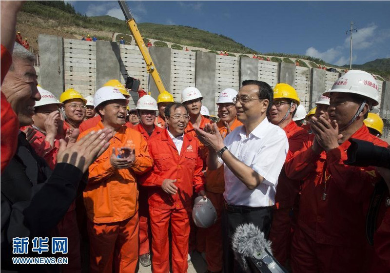 8月17日至19日，中共中央政治局常委、國務(wù)院總理李克強(qiáng)到甘肅定西、蘭州考察。這是8月18日，李克強(qiáng)在蘭渝鐵路木寨嶺隧道施工現(xiàn)場考察工程建設(shè)情況，看望工人。新華社記者 李學(xué)仁 攝