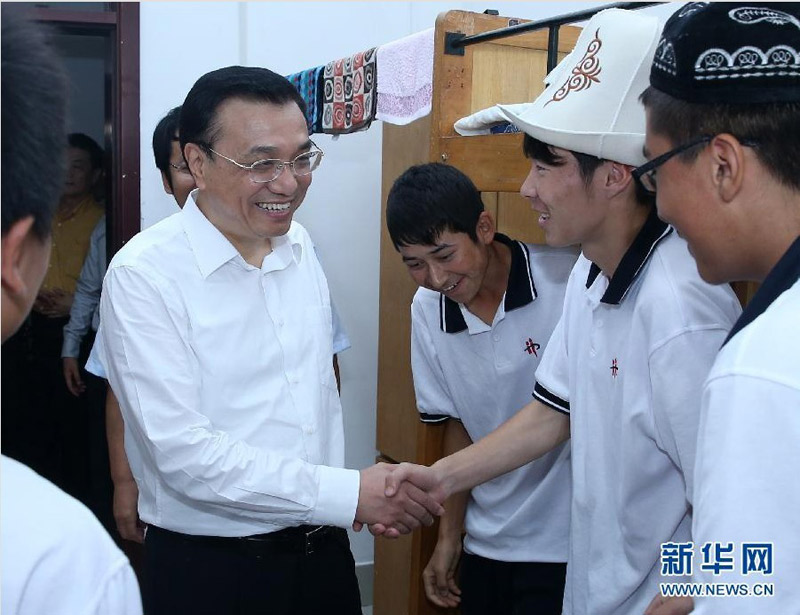 9月9日，在第29個(gè)教師節(jié)來(lái)臨之際，中共中央政治局常委、國(guó)務(wù)院總理李克強(qiáng)在大連考察並看望師生，與基層教師座談。這是李克強(qiáng)在大連二十高中學(xué)生宿舍與少數(shù)民族學(xué)生交流。 新華社記者 龐興雷 攝
