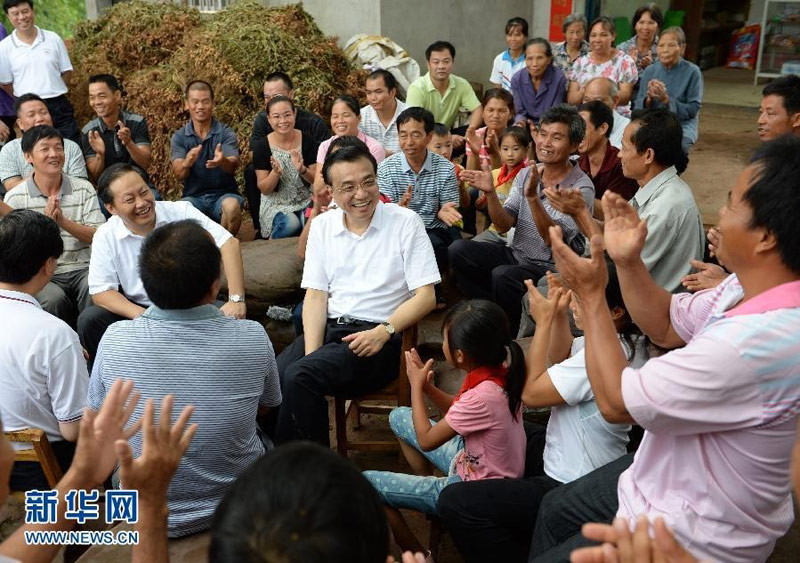7月8日至10日，中共中央政治局常委、國(guó)務(wù)院總理李克強(qiáng)到廣西北海、欽州、南寧考察。這是7月9日，在南寧壇良村村口大榕樹(shù)下，李克強(qiáng)和村民們?cè)谝黄稹?新華社記者馬佔(zhàn)成攝