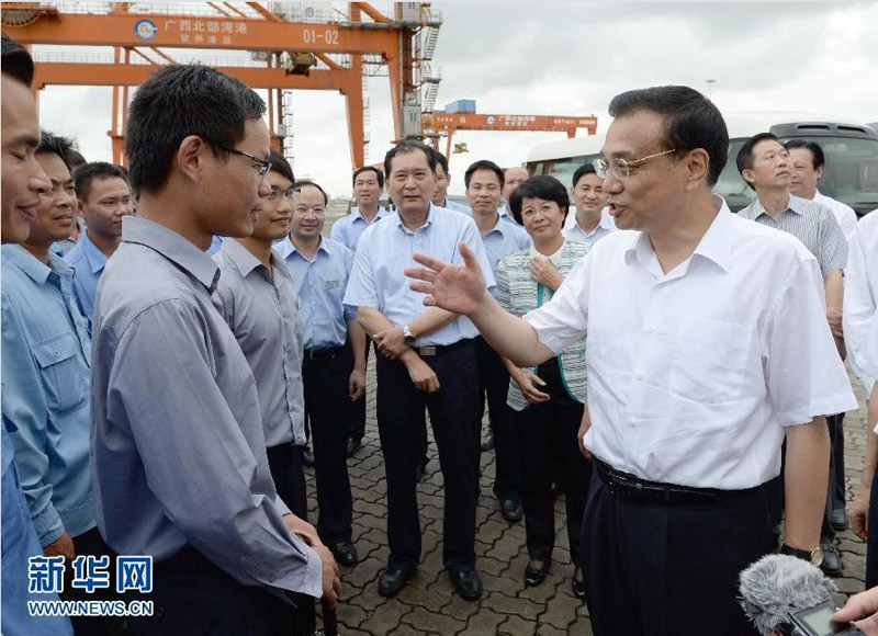 7月8日至10日，中共中央政治局常委、國(guó)務(wù)院總理李克強(qiáng)到廣西北海、欽州、南寧考察。這是7月8日，李克強(qiáng)來到欽州港，了解港口空箱、貨物吞吐等情況。 新華社記者馬佔(zhàn)成攝