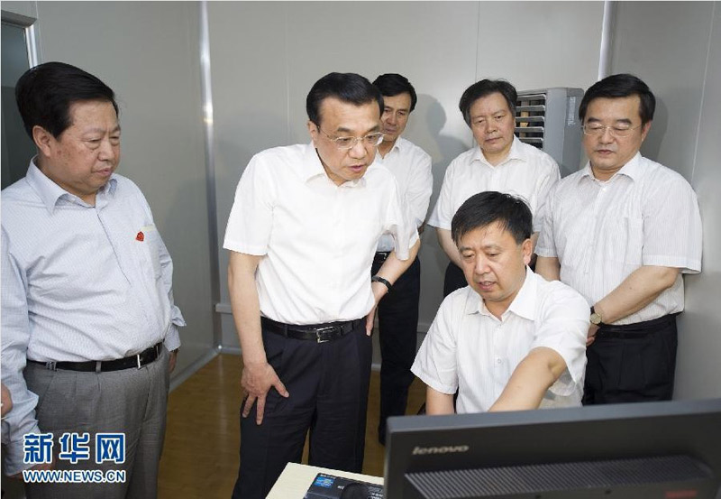 6月7日至8日，中共中央政治局常委、國務院總理李克強到河北邯鄲、邢臺、石家莊考察。這是6月7日，李克強在邯鄲環(huán)境監(jiān)測站聽取工作人員介紹情況。 新華社記者黃敬文攝