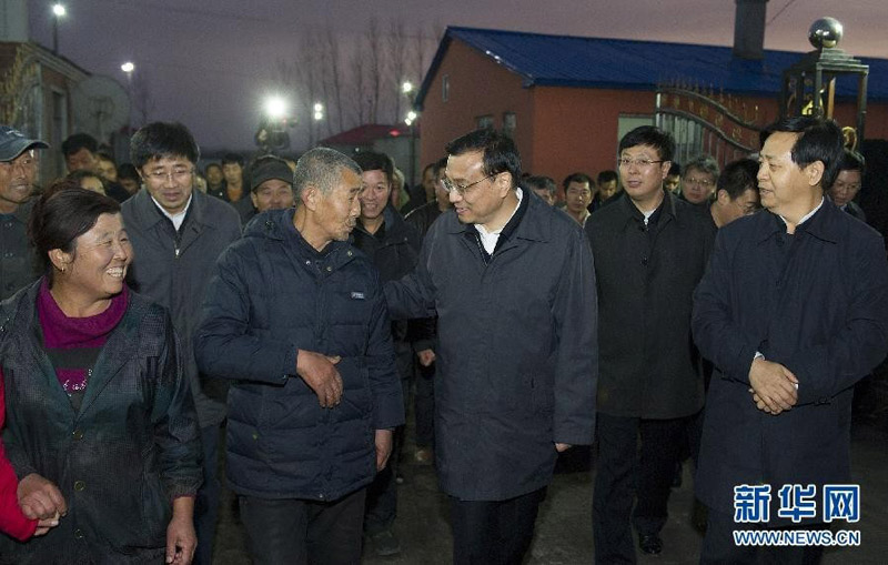 11月4日至6日，中共中央政治局常委、國務(wù)院總理李克強在黑龍江同江、撫遠、哈爾濱等地考察。這是4日傍晚，李克強來到同江銀川鄉(xiāng)幸福大院，察看洪災(zāi)后五保戶和特困戶安置情況。新華社記者黃敬文攝