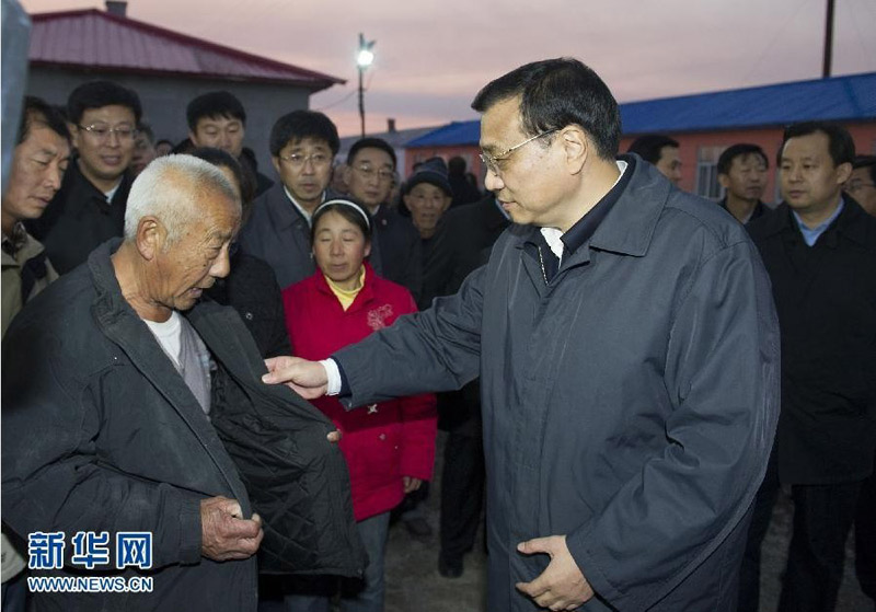 11月4日至6日，中共中央政治局常委、國務院總理李克強在黑龍江同江、撫遠、哈爾濱等地考察。這是4日傍晚，李克強來到同江銀川鄉(xiāng)幸福大院，察看洪災后五保戶和特困戶安置情況。新華社記者黃敬文攝