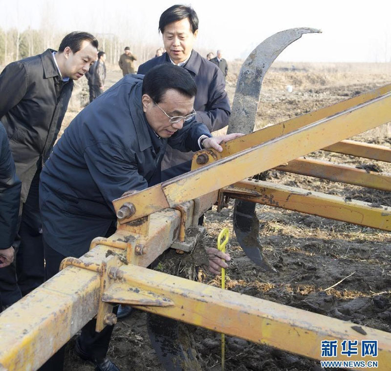 11月4日至6日，中共中央政治局常委、國務院總理李克強在黑龍江同江、撫遠、哈爾濱等地考察。這是5日一早，李克強來到撫遠縣紅旗村查看耕地深鬆情況。新華社記者黃敬文攝