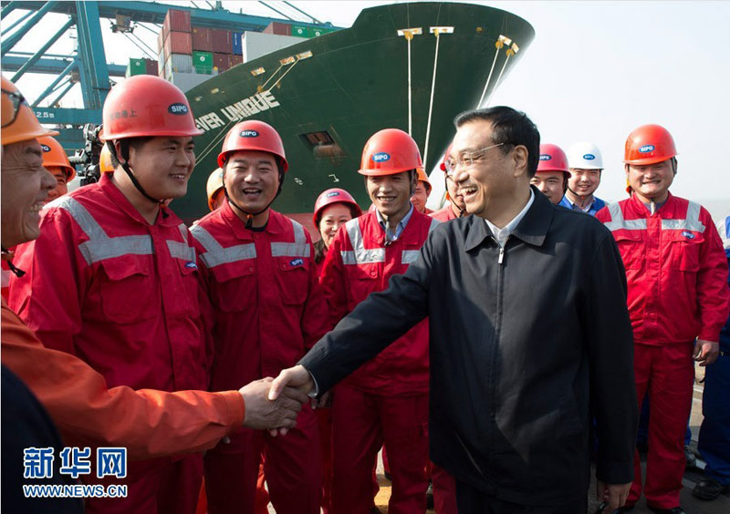 3月27日至29日，中共中央政治局常委、國(guó)務(wù)院總理李克強(qiáng)先后到江蘇、上?？疾臁＿@是3月28日，李克強(qiáng)在上海外高橋港區(qū)國(guó)際集裝箱碼頭看望碼頭工人。新華社記者 李學(xué)仁 攝