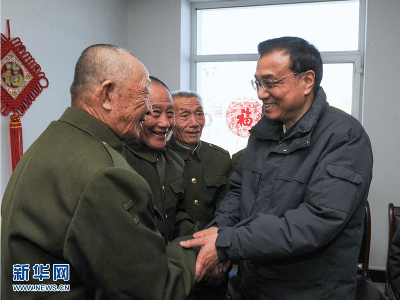 2月3日至5日，中共中央政治局常委、國務院副總理李克強在內(nèi)蒙古包頭市、興安盟考察。這是2月4日，李克強來到興安盟光榮院看望老戰(zhàn)士，給他們拜年。 新華社記者 謝環(huán)馳 攝