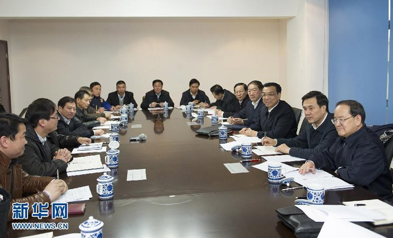 2012年12月27日至30日，中共中央政治局常委、國(guó)務(wù)院副總理李克強(qiáng)到江西九江、湖北恩施調(diào)研。這是12月28日，李克強(qiáng)在江西九江與民營(yíng)中小企業(yè)經(jīng)營(yíng)者座談。 新華社記者 黃敬文 攝