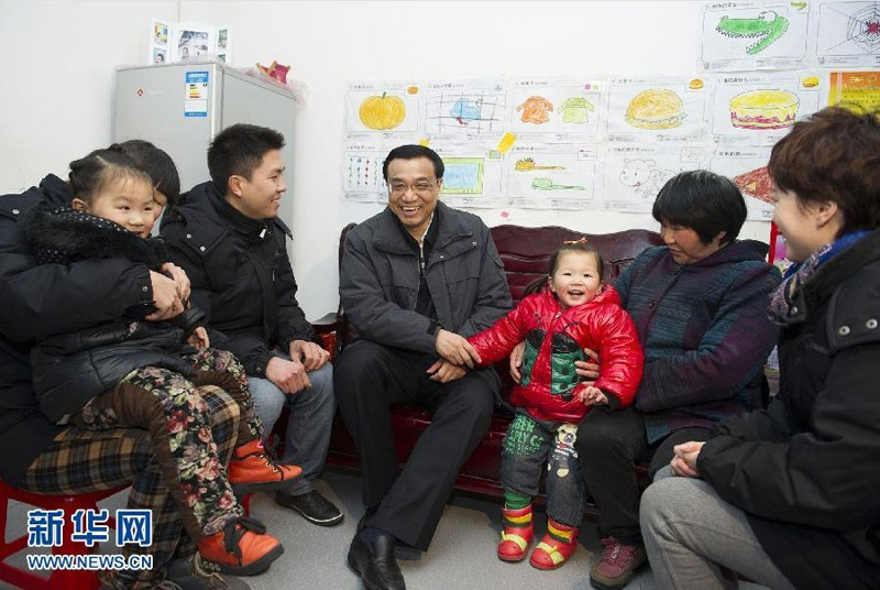 2012年12月27日至30日，中共中央政治局常委、國務(wù)院副總理李克強到江西九江、湖北恩施調(diào)研。這是12月27日，李克強來到江西九江經(jīng)濟技術(shù)開發(fā)區(qū)職工宿舍樓，看望住在這裡的農(nóng)民工和家屬。 新華社記者 黃敬文 攝