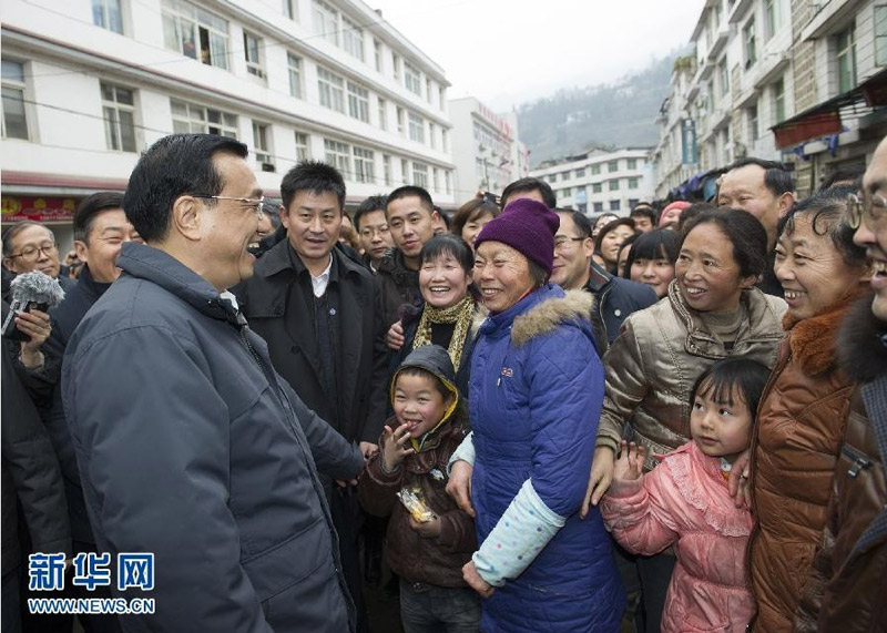 2012年12月27日至30日，中共中央政治局常委、國務(wù)院副總理李克強到江西九江、湖北恩施調(diào)研。這是12月29日，李克強在湖北恩施屯堡鄉(xiāng)集鎮(zhèn)與街上群眾親切交談。 新華社記者 黃敬文 攝 