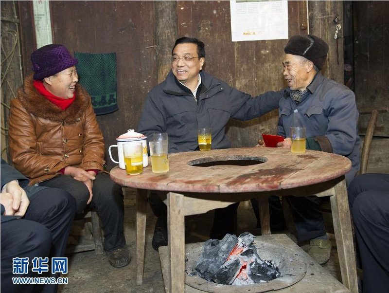 2012年12月27日至30日，中共中央政治局常委、國(guó)務(wù)院副總理李克強(qiáng)到江西九江、湖北恩施調(diào)研。這是12月29日，李克強(qiáng)在湖北恩施龍鳳鎮(zhèn)龍馬村看望龔延強(qiáng)夫婦。 新華社記者 黃敬文 攝